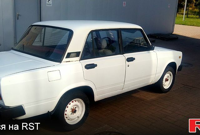 Белый ВАЗ 2105, объемом двигателя 1.3 л и пробегом 100 тыс. км за 1100 $, фото 1 на Automoto.ua