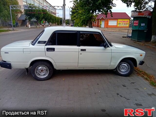 Белый ВАЗ 2105, объемом двигателя 1.3 л и пробегом 35 тыс. км за 700 $, фото 2 на Automoto.ua