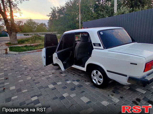 Белый ВАЗ 2105, объемом двигателя 1.3 л и пробегом 111 тыс. км за 410 $, фото 2 на Automoto.ua