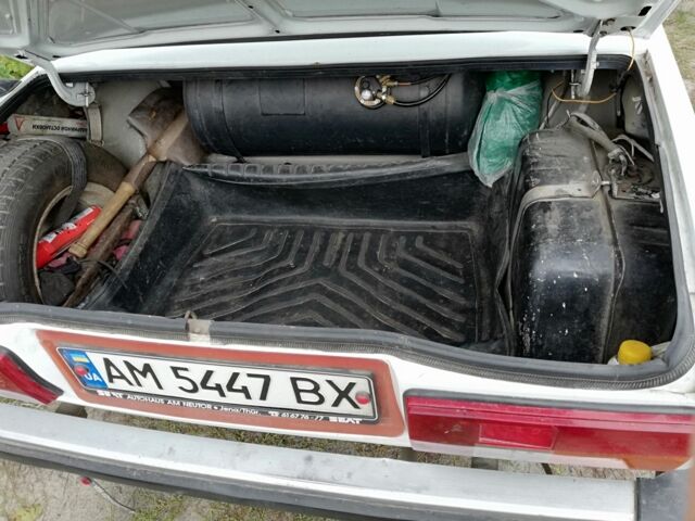 ВАЗ 2105 1989 в Малине на Automoto.ua Белый ВАЗ 2105, объемом двигателя 1.3 л и пробегом 50 тыс. км за 888 $, фото 15 на Automoto.ua