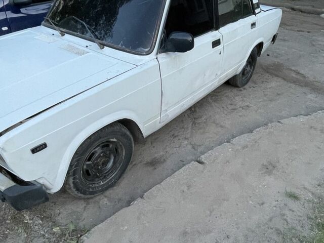 Белый ВАЗ 2105, объемом двигателя 1.5 л и пробегом 200 тыс. км за 532 $, фото 2 на Automoto.ua