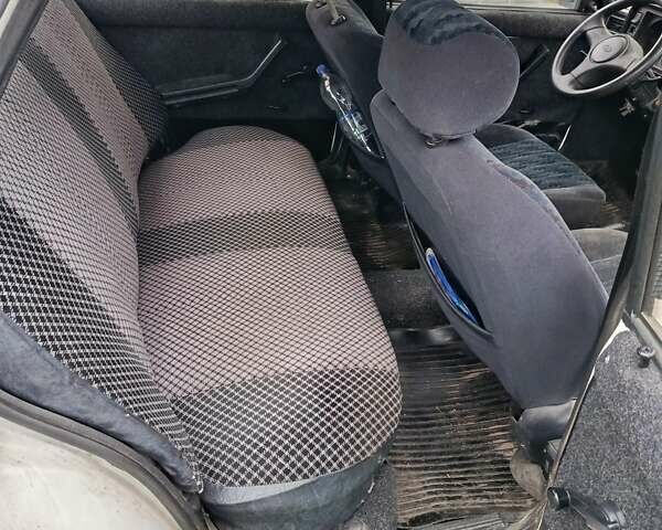 Белый ВАЗ 2105, объемом двигателя 1.45 л и пробегом 80 тыс. км за 400 $, фото 2 на Automoto.ua