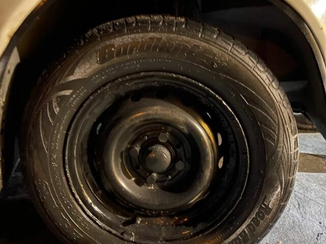 Белый ВАЗ 2105, объемом двигателя 2 л и пробегом 100 тыс. км за 332 $, фото 5 на Automoto.ua