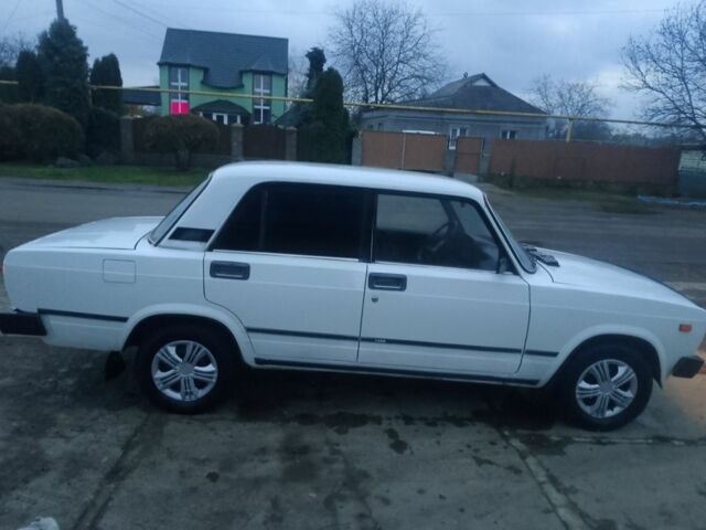 Белый ВАЗ 2105, объемом двигателя 1.5 л и пробегом 200 тыс. км за 750 $, фото 4 на Automoto.ua