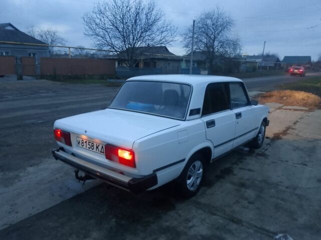 Белый ВАЗ 2105, объемом двигателя 1.5 л и пробегом 200 тыс. км за 750 $, фото 3 на Automoto.ua