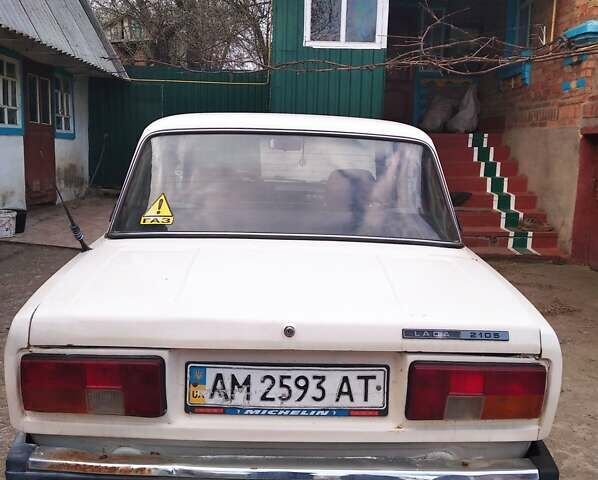 Белый ВАЗ 2105, объемом двигателя 1.5 л и пробегом 500 тыс. км за 900 $, фото 2 на Automoto.ua