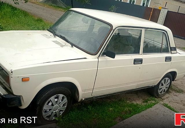Белый ВАЗ 2105, объемом двигателя 1.5 л и пробегом 777 тыс. км за 600 $, фото 2 на Automoto.ua