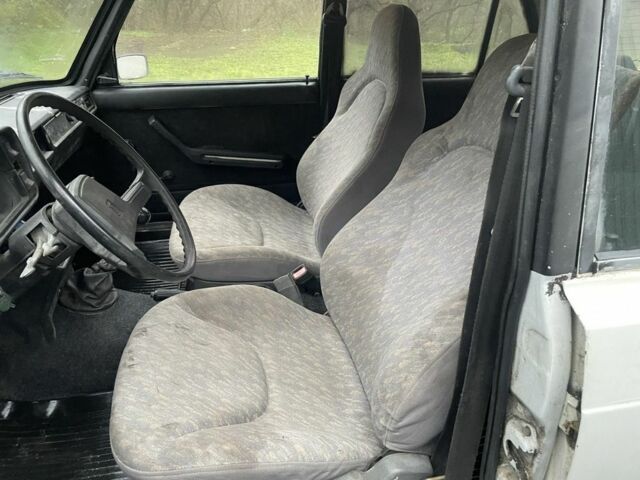 Белый ВАЗ 2105, объемом двигателя 1.5 л и пробегом 250 тыс. км за 473 $, фото 5 на Automoto.ua