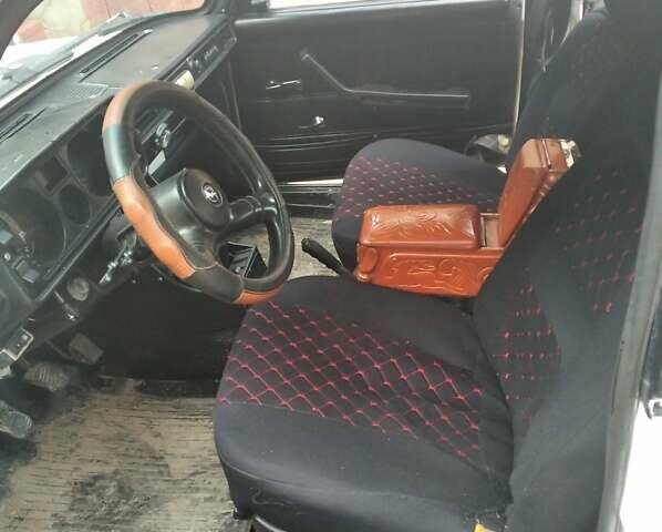 Белый ВАЗ 2105, объемом двигателя 1.5 л и пробегом 500 тыс. км за 900 $, фото 3 на Automoto.ua