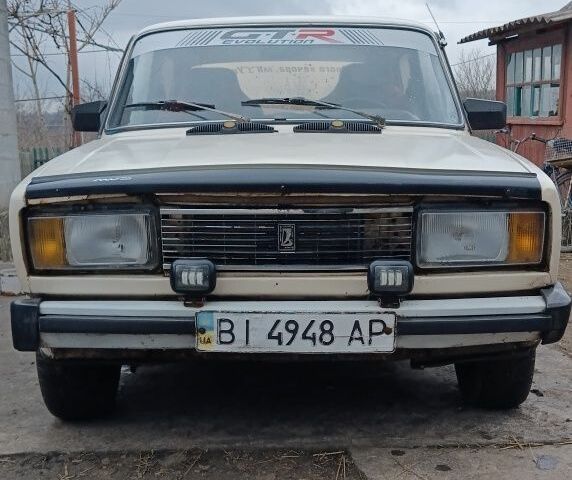 Белый ВАЗ 2105, объемом двигателя 1.5 л и пробегом 300 тыс. км за 710 $, фото 2 на Automoto.ua