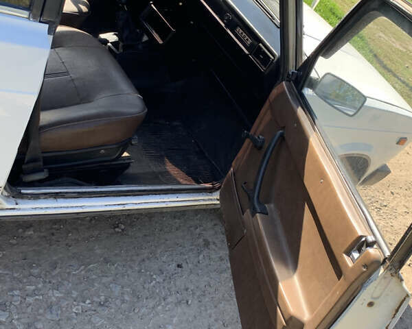 Білий ВАЗ 2105, об'ємом двигуна 1.29 л та пробігом 301 тис. км за 900 $, фото 3 на Automoto.ua