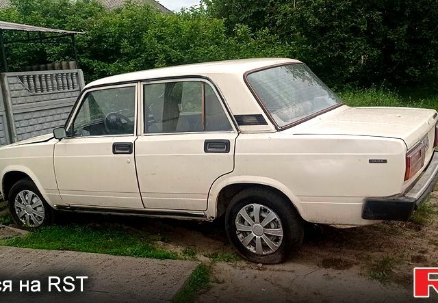 Белый ВАЗ 2105, объемом двигателя 1.5 л и пробегом 777 тыс. км за 600 $, фото 1 на Automoto.ua