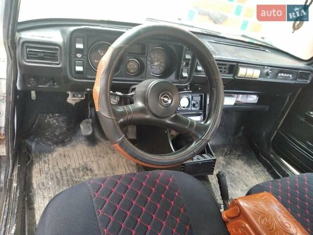 Белый ВАЗ 2105, объемом двигателя 1.5 л и пробегом 500 тыс. км за 900 $, фото 4 на Automoto.ua