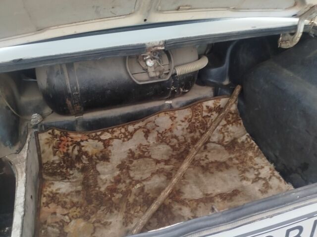 Белый ВАЗ 2105, объемом двигателя 1.1 л и пробегом 267 тыс. км за 477 $, фото 4 на Automoto.ua