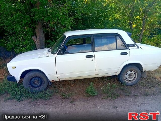 Белый ВАЗ 2105, объемом двигателя 1.2 л и пробегом 300 тыс. км за 550 $, фото 3 на Automoto.ua