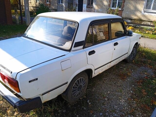 Белый ВАЗ 2105, объемом двигателя 1.2 л и пробегом 300 тыс. км за 350 $, фото 1 на Automoto.ua