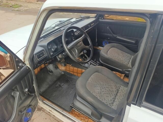 Белый ВАЗ 2105, объемом двигателя 1.5 л и пробегом 200 тыс. км за 1050 $, фото 8 на Automoto.ua