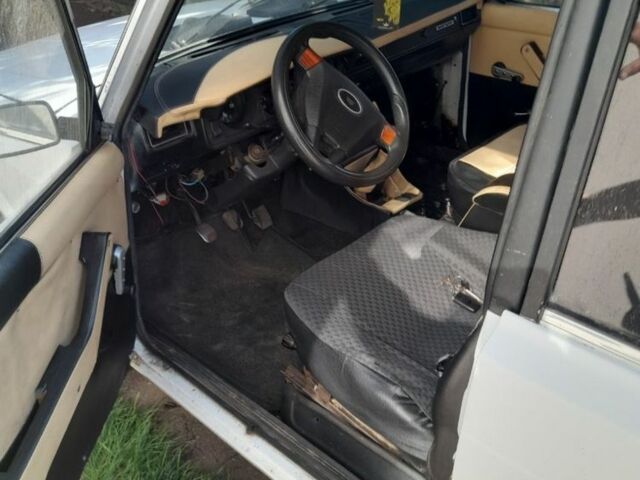 Білий ВАЗ 2105, об'ємом двигуна 1.6 л та пробігом 260 тис. км за 800 $, фото 9 на Automoto.ua