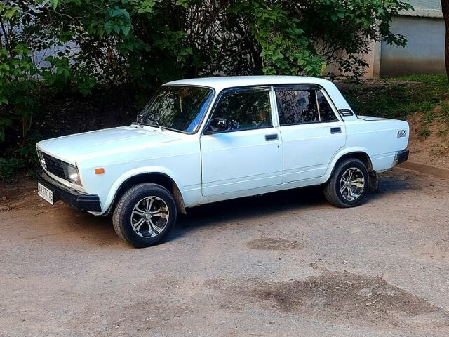 Белый ВАЗ 2105, объемом двигателя 1.2 л и пробегом 284 тыс. км за 1000 $, фото 1 на Automoto.ua