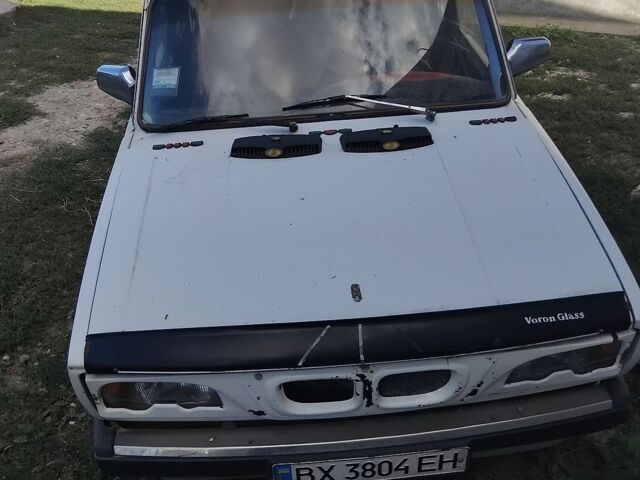 Белый ВАЗ 2105, объемом двигателя 1.2 л и пробегом 150 тыс. км за 500 $, фото 2 на Automoto.ua