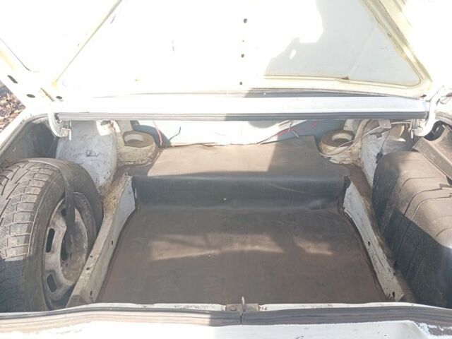 Белый ВАЗ 2105, объемом двигателя 1 л и пробегом 2 тыс. км за 350 $, фото 3 на Automoto.ua