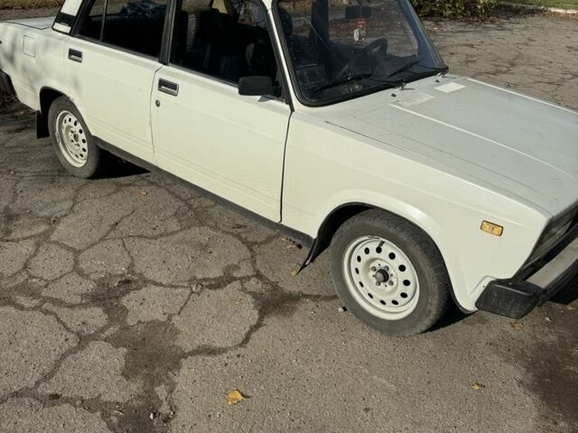 Белый ВАЗ 2105, объемом двигателя 1.5 л и пробегом 1000 тыс. км за 1000 $, фото 1 на Automoto.ua