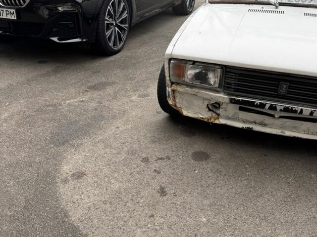 Белый ВАЗ 2105, объемом двигателя 1.5 л и пробегом 65 тыс. км за 476 $, фото 5 на Automoto.ua