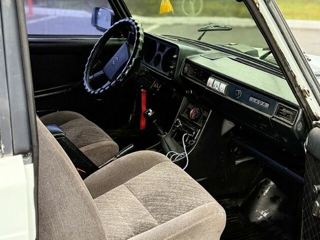 Білий ВАЗ 2105, об'ємом двигуна 1.5 л та пробігом 450 тис. км за 1300 $, фото 7 на Automoto.ua