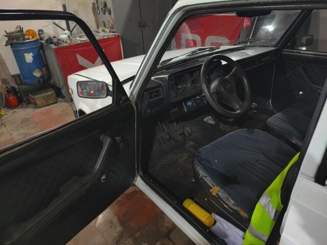 Білий ВАЗ 2105, об'ємом двигуна 1.5 л та пробігом 88 тис. км за 879 $, фото 2 на Automoto.ua