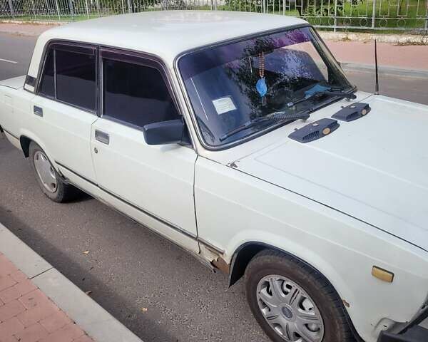Белый ВАЗ 2105, объемом двигателя 1.5 л и пробегом 42 тыс. км за 500 $, фото 3 на Automoto.ua