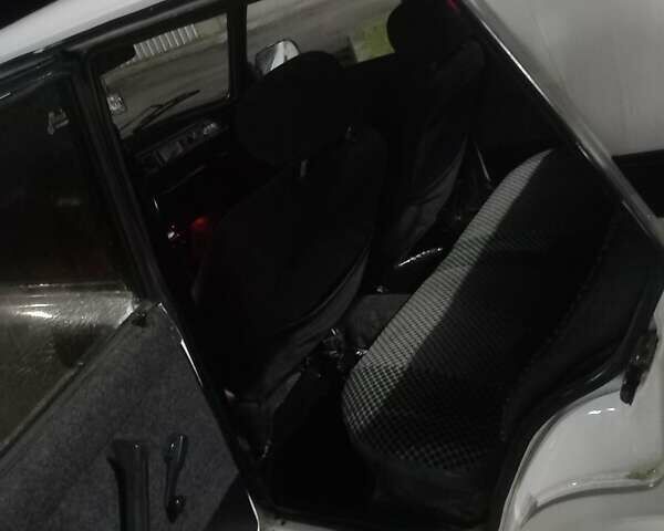 Белый ВАЗ 2105, объемом двигателя 1.5 л и пробегом 190 тыс. км за 900 $, фото 3 на Automoto.ua