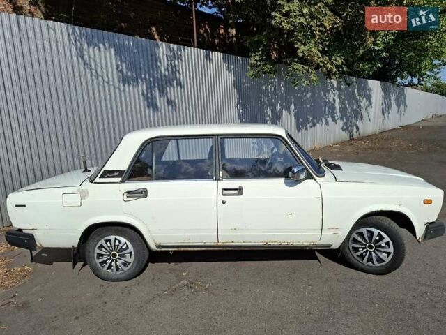 Белый ВАЗ 2105, объемом двигателя 1.5 л и пробегом 300 тыс. км за 700 $, фото 2 на Automoto.ua