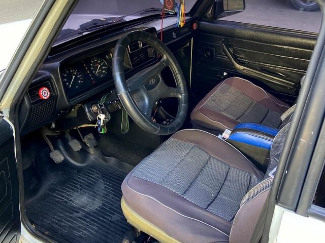 Белый ВАЗ 2105, объемом двигателя 1.5 л и пробегом 92 тыс. км за 900 $, фото 5 на Automoto.ua