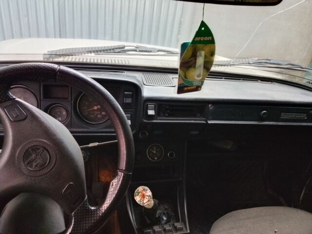 Белый ВАЗ 2105, объемом двигателя 1.3 л и пробегом 777 тыс. км за 417 $, фото 2 на Automoto.ua