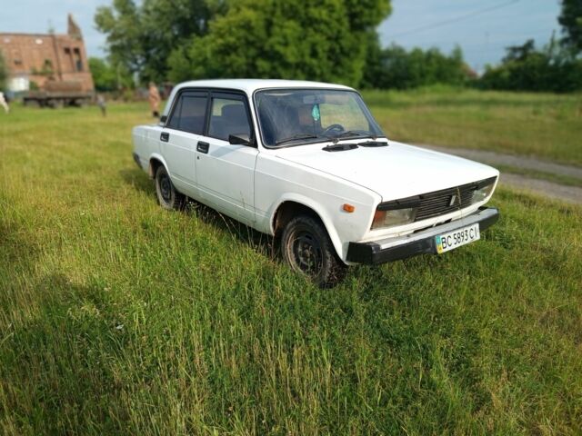 Белый ВАЗ 2105, объемом двигателя 1.3 л и пробегом 300 тыс. км за 360 $, фото 1 на Automoto.ua