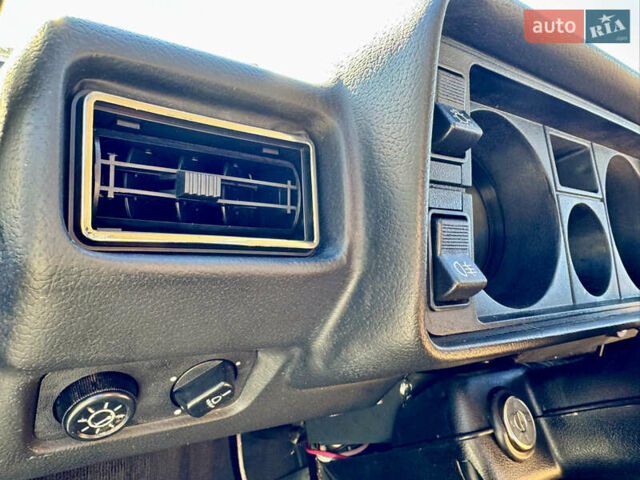 Коричневый ВАЗ 2105, объемом двигателя 1.3 л и пробегом 3 тыс. км за 15000 $, фото 40 на Automoto.ua