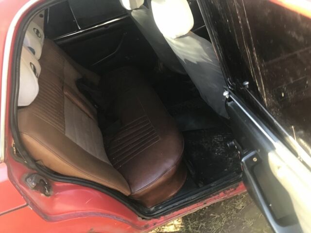 Красный ВАЗ 2105, объемом двигателя 1.6 л и пробегом 1 тыс. км за 400 $, фото 4 на Automoto.ua