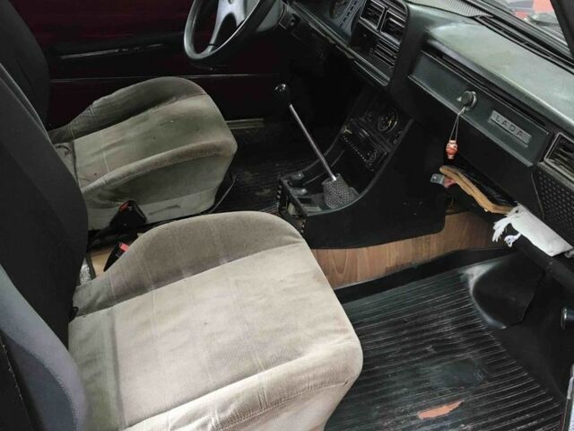 Красный ВАЗ 2105, объемом двигателя 1.3 л и пробегом 100 тыс. км за 787 $, фото 4 на Automoto.ua