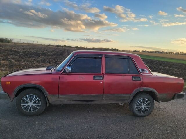 ВАЗ 2105 1983 у Новомосковске на Automoto.ua Червоний ВАЗ 2105, об'ємом двигуна 1.3 л та пробігом 2 тис. км за 764 $, фото 1 на Automoto.ua