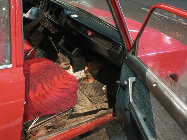 Красный ВАЗ 2105, объемом двигателя 0 л и пробегом 1000 тыс. км за 800 $, фото 7 на Automoto.ua