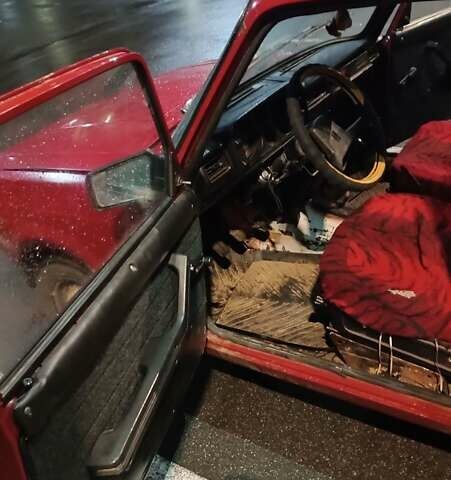 Красный ВАЗ 2105, объемом двигателя 0 л и пробегом 999 тыс. км за 800 $, фото 2 на Automoto.ua