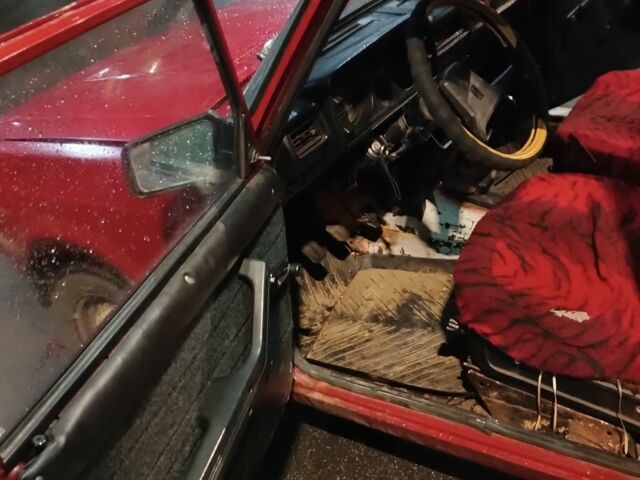 Красный ВАЗ 2105, объемом двигателя 0 л и пробегом 1000 тыс. км за 800 $, фото 3 на Automoto.ua