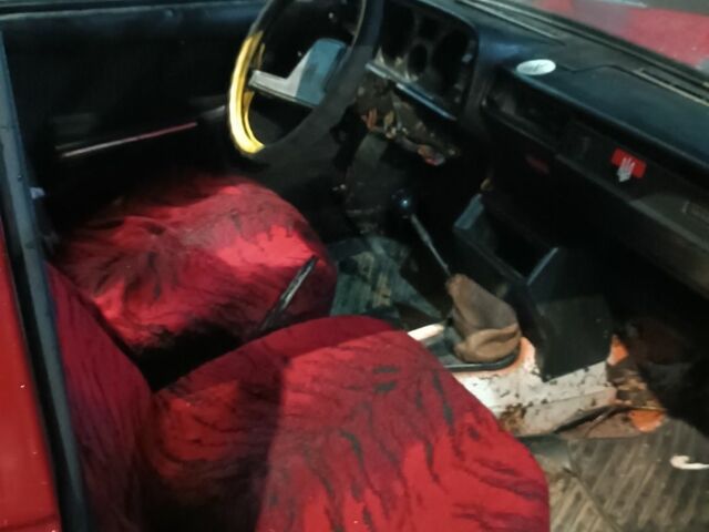 Красный ВАЗ 2105, объемом двигателя 0 л и пробегом 1000 тыс. км за 800 $, фото 4 на Automoto.ua