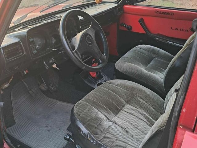 Красный ВАЗ 2105, объемом двигателя 1.3 л и пробегом 10 тыс. км за 760 $, фото 3 на Automoto.ua