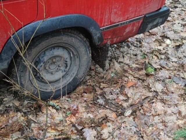 Красный ВАЗ 2105, объемом двигателя 1 л и пробегом 50 тыс. км за 291 $, фото 3 на Automoto.ua