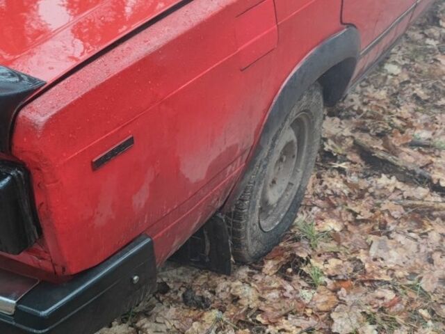 Красный ВАЗ 2105, объемом двигателя 1 л и пробегом 50 тыс. км за 291 $, фото 1 на Automoto.ua