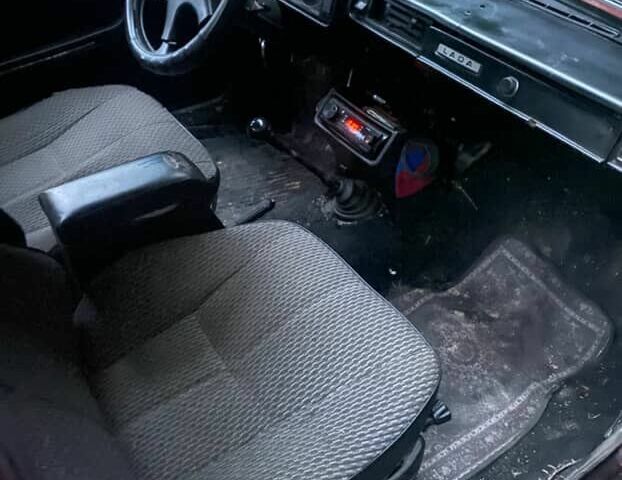 Красный ВАЗ 2105, объемом двигателя 2 л и пробегом 300 тыс. км за 389 $, фото 2 на Automoto.ua