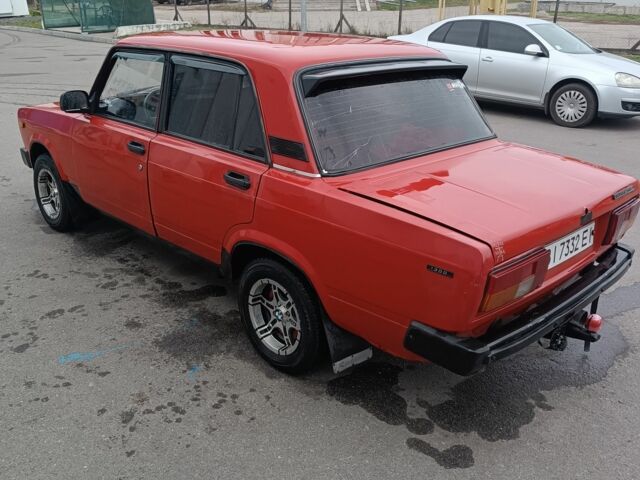 Красный ВАЗ 2105, объемом двигателя 1.5 л и пробегом 777 тыс. км за 1111 $, фото 1 на Automoto.ua