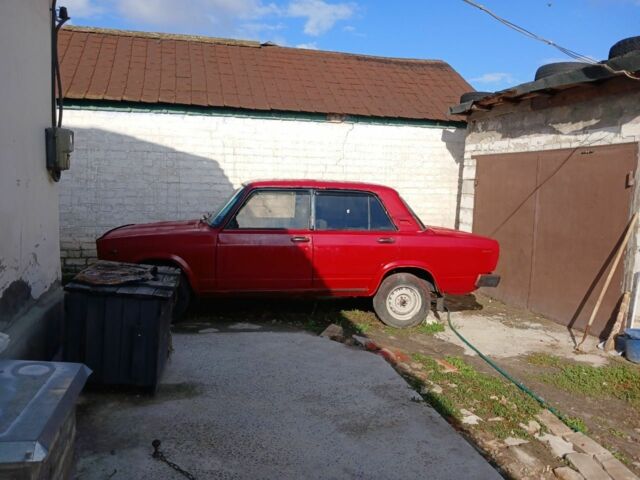 Красный ВАЗ 2105, объемом двигателя 1.5 л и пробегом 777 тыс. км за 1100 $, фото 1 на Automoto.ua