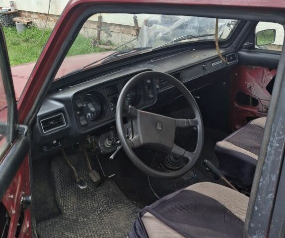 Красный ВАЗ 2105, объемом двигателя 1 л и пробегом 300 тыс. км за 500 $, фото 3 на Automoto.ua